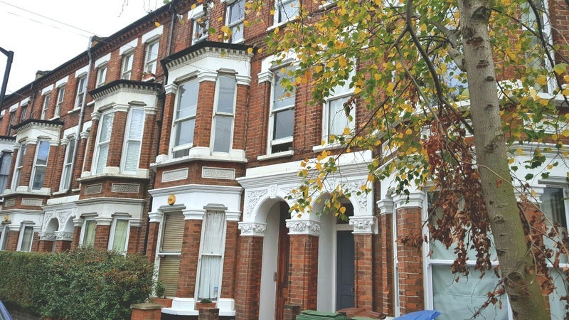 Room Valmar Road in Greater London