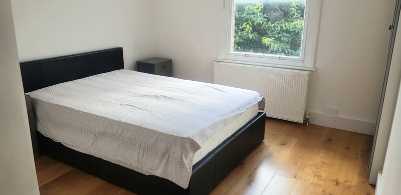 Room Valmar Road in Greater London