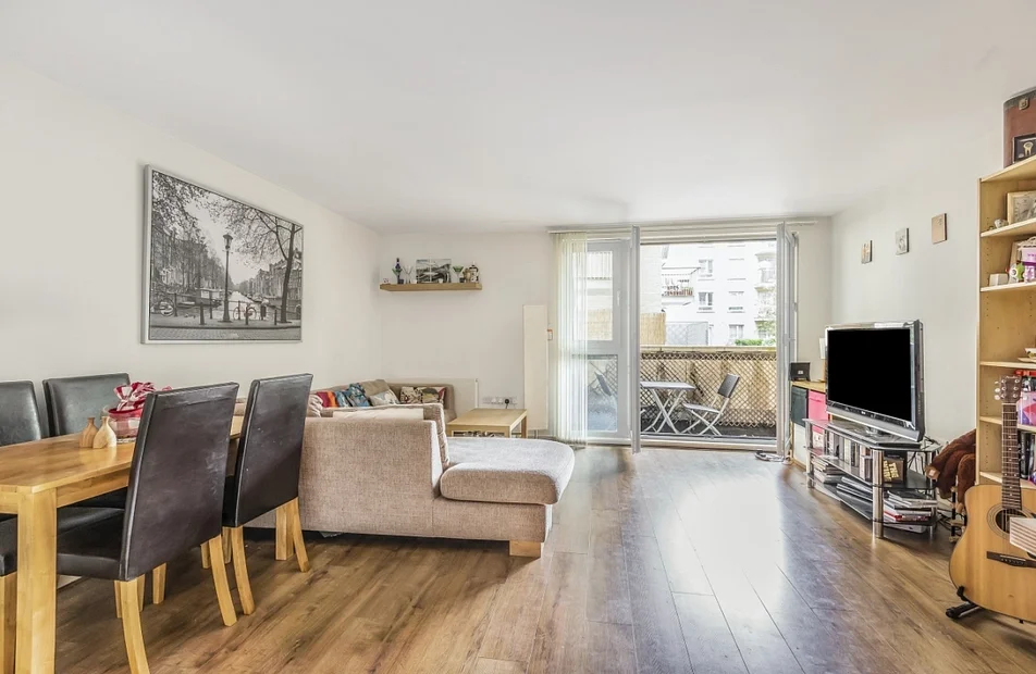 Flat Eden Grove in Greater London