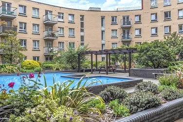 Flat Eden Grove in Greater London