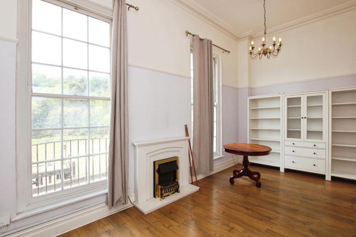 Flat Hotwell Road in Bristol