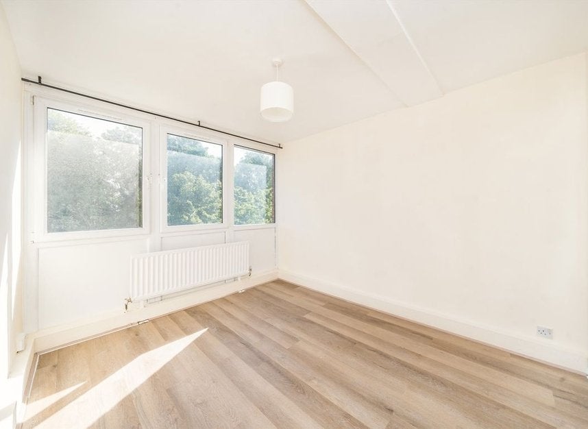 Flat Fontley Way in Greater London