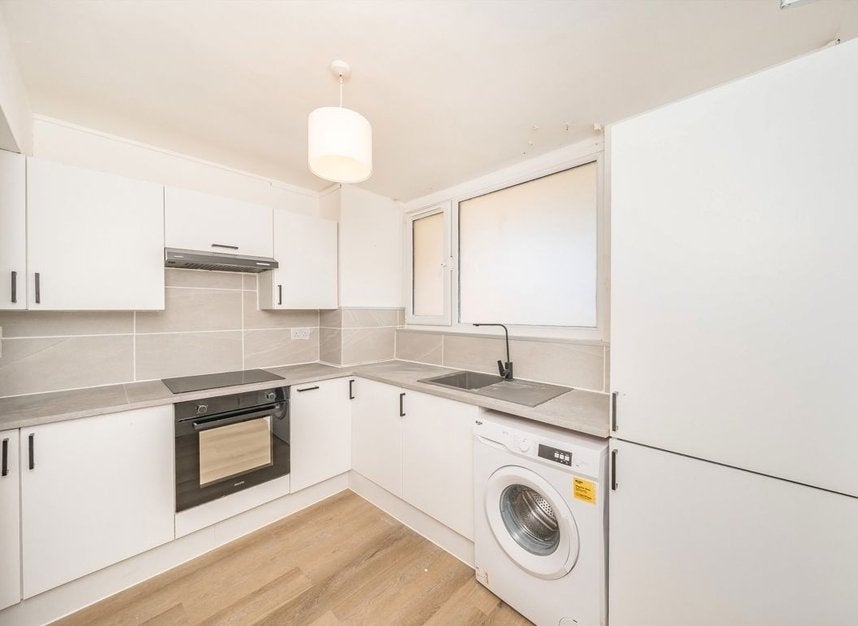Flat Fontley Way in Greater London