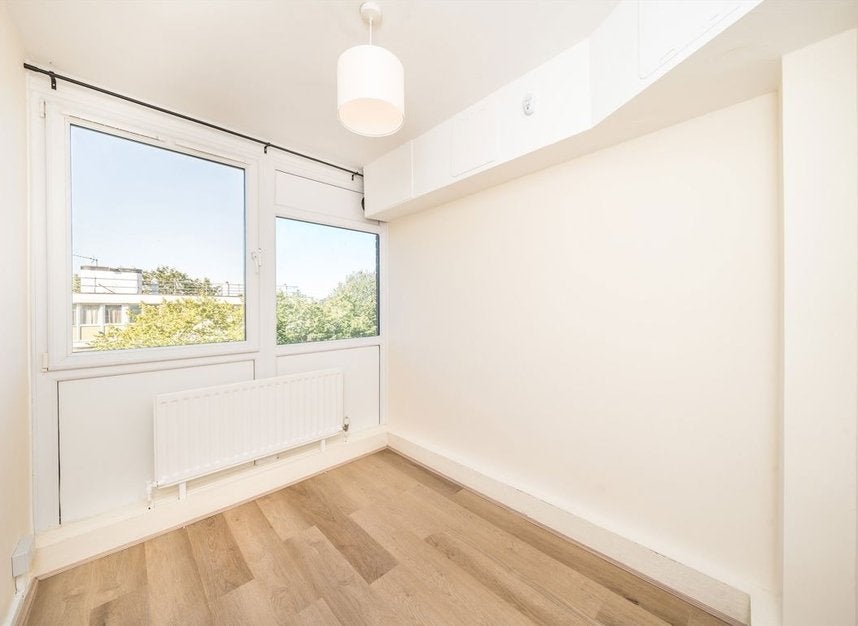 Flat Fontley Way in Greater London