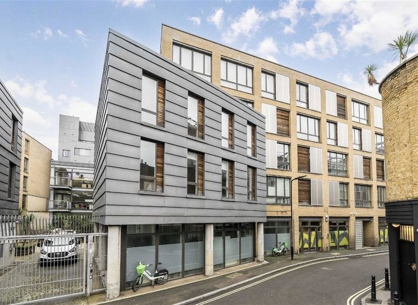 Flat Drysdale Street in Greater London