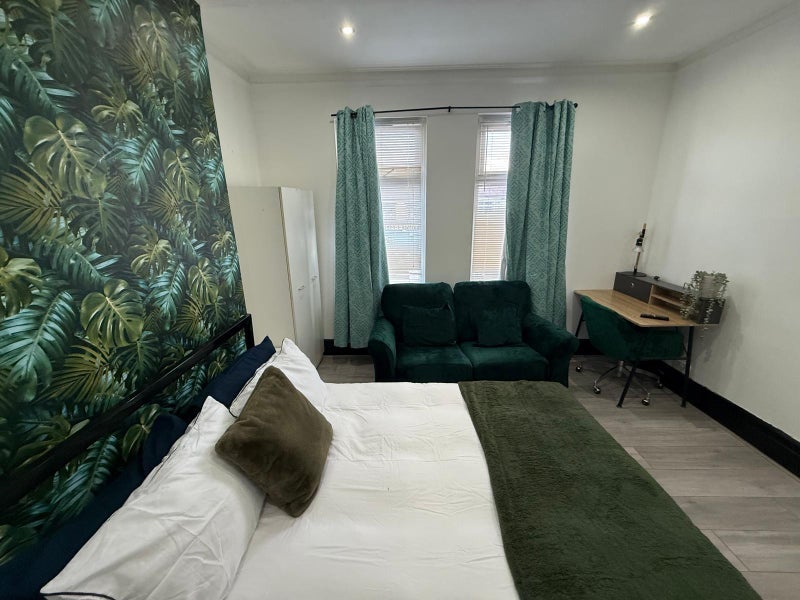 Room Barlow Moor Road in Manchester