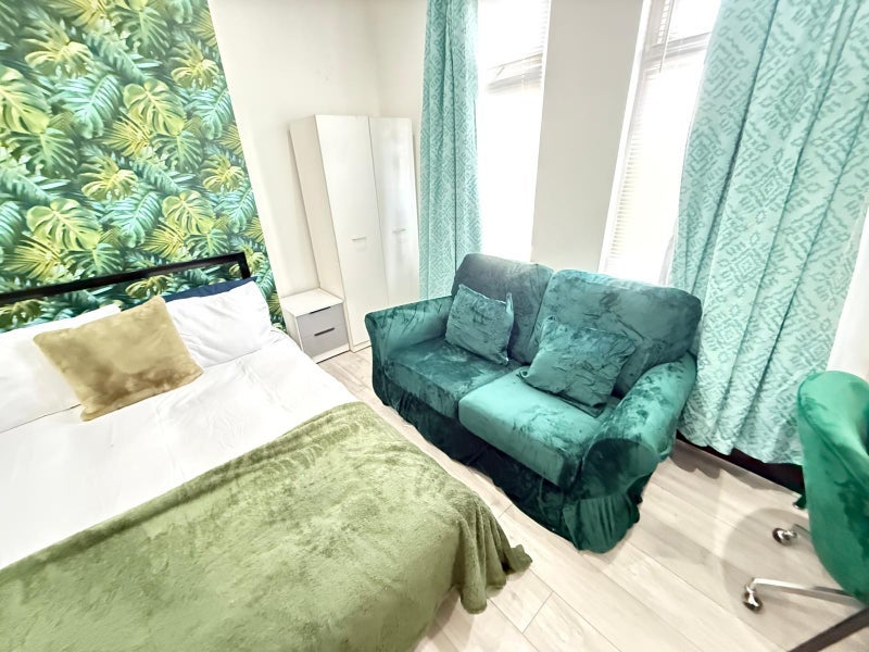 Room Barlow Moor Road in Manchester