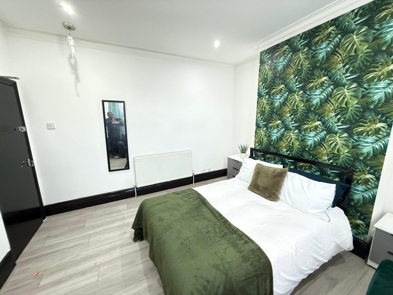 Room Barlow Moor Road in Manchester