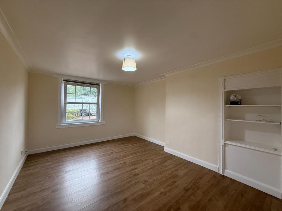 Flat Whitehurst Park in Bearsden