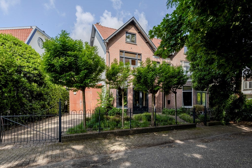 Spoorlaan 4 in Bussum