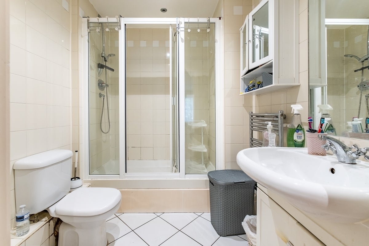 Flat Warwick Road in Greater London