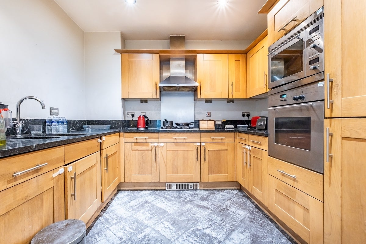 Flat Warwick Road in Greater London