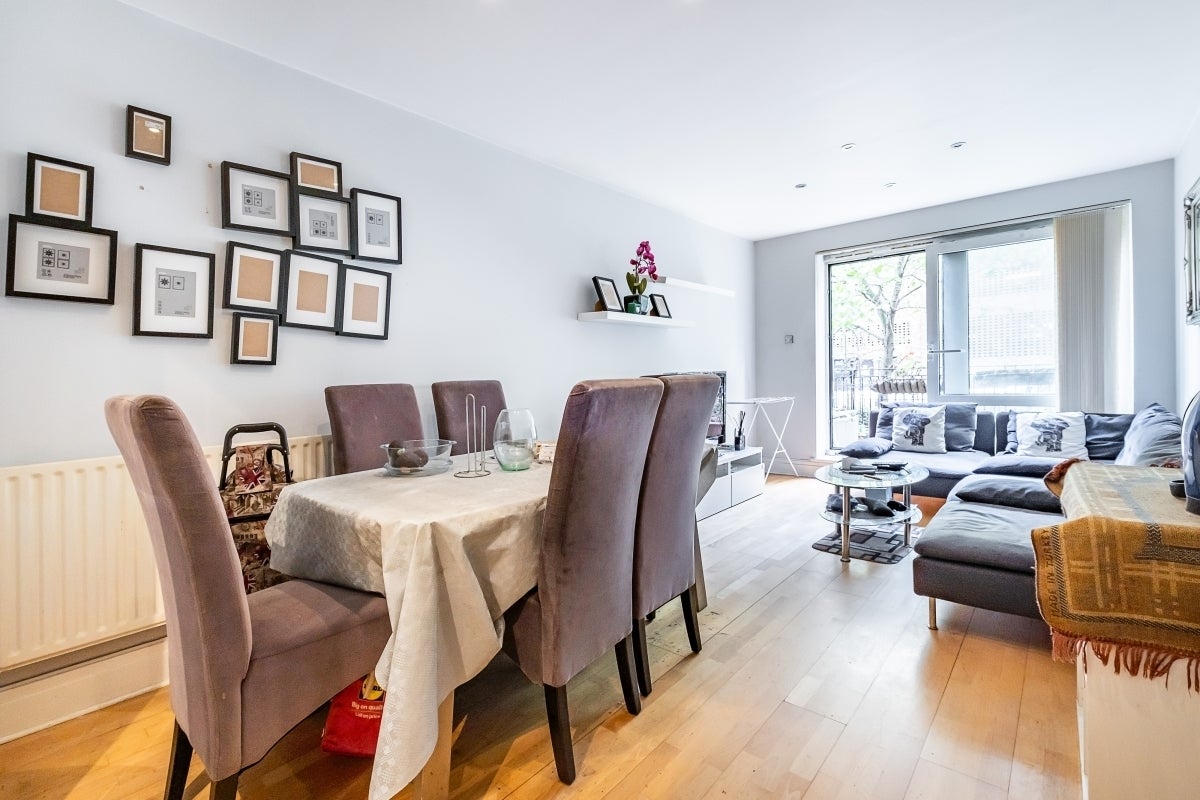 Flat Warwick Road in Greater London