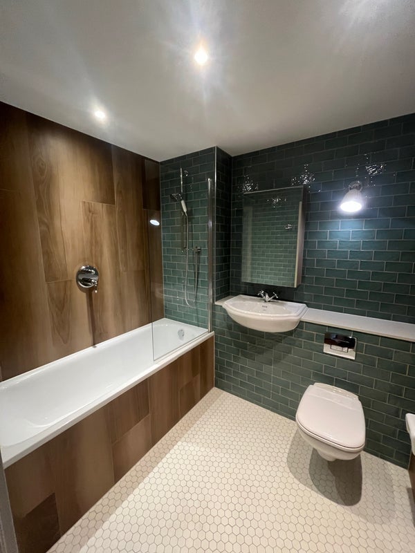 Room Atlantic Crescent in Greater London