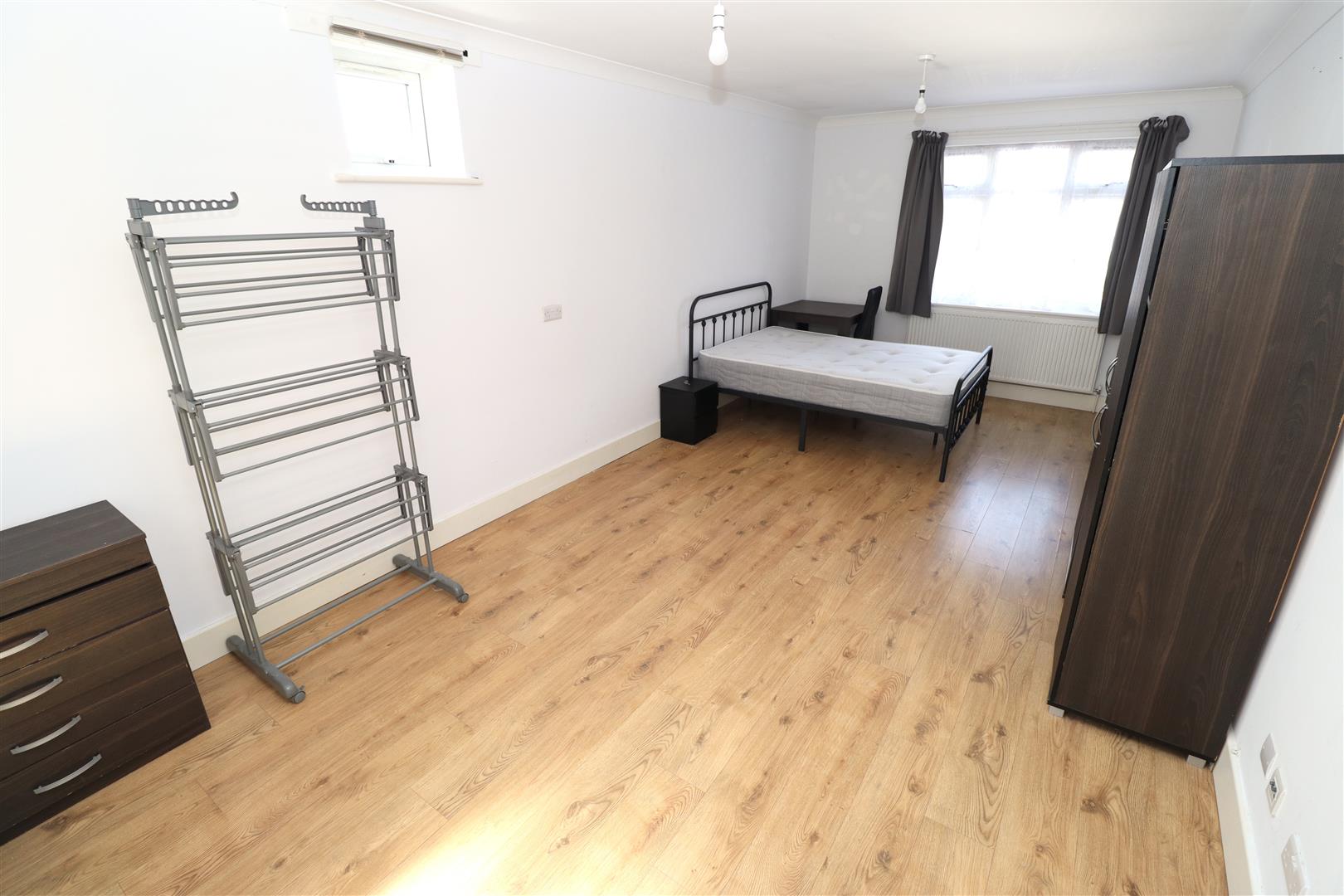Room Drummond Drive in London