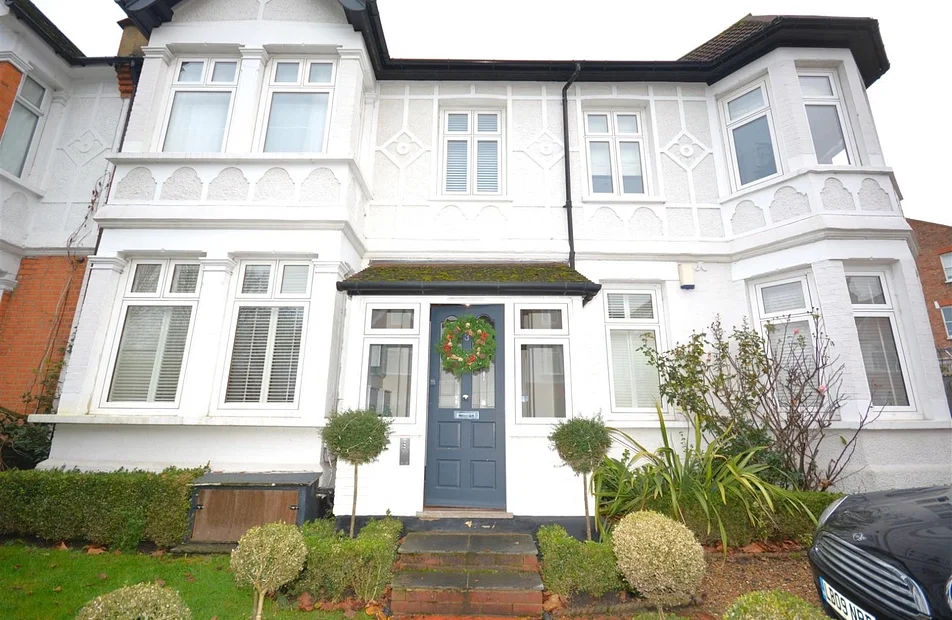 Flat Home Park Road in Greater London