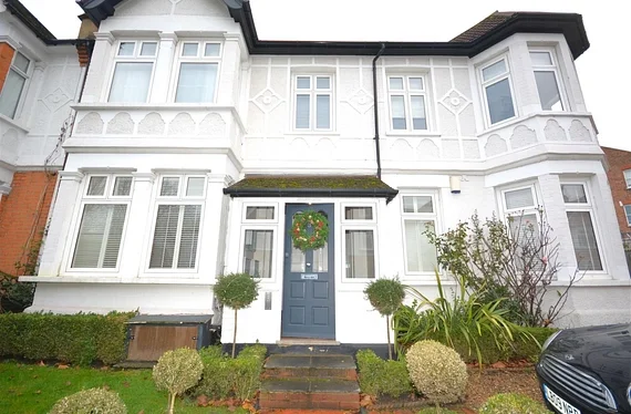 Flat Home Park Road in Greater London