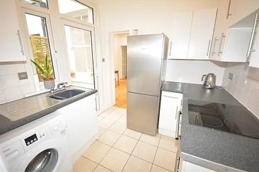 Flat Home Park Road in Greater London