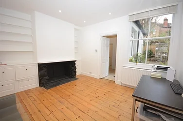 Flat Home Park Road in Greater London