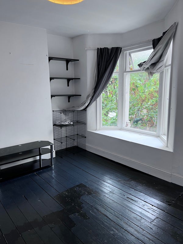 Room Calderon Road in Greater London