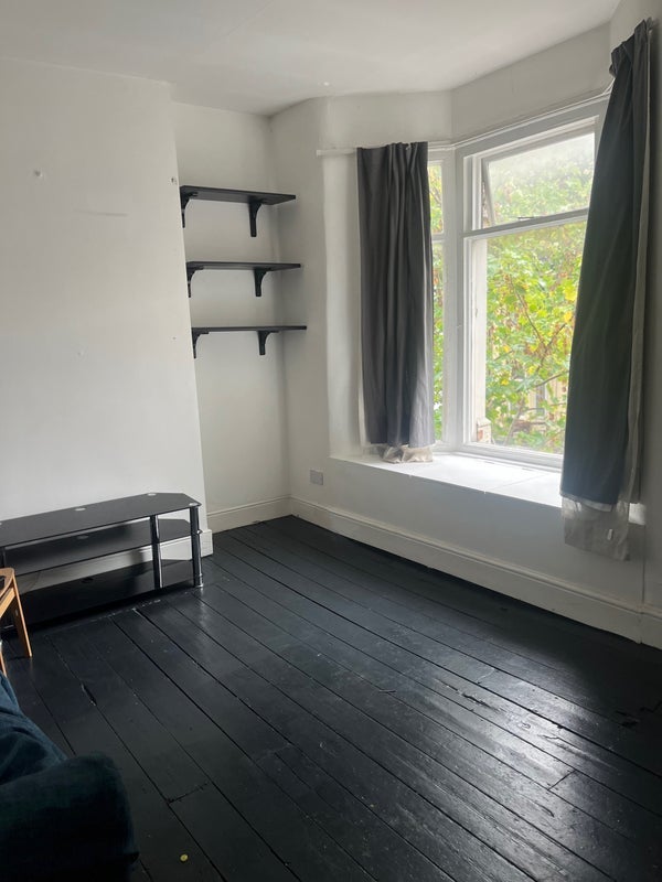 Room Calderon Road in Greater London