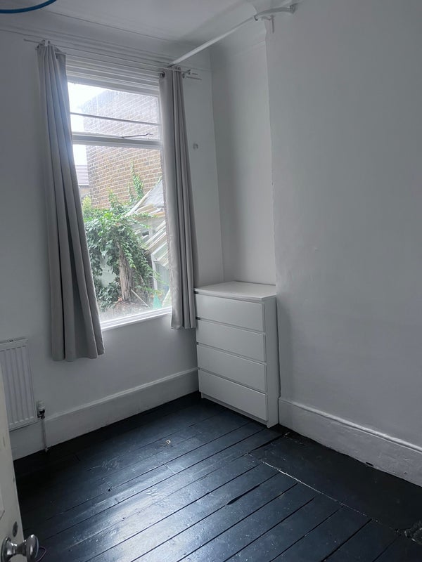 Room Calderon Road in Greater London