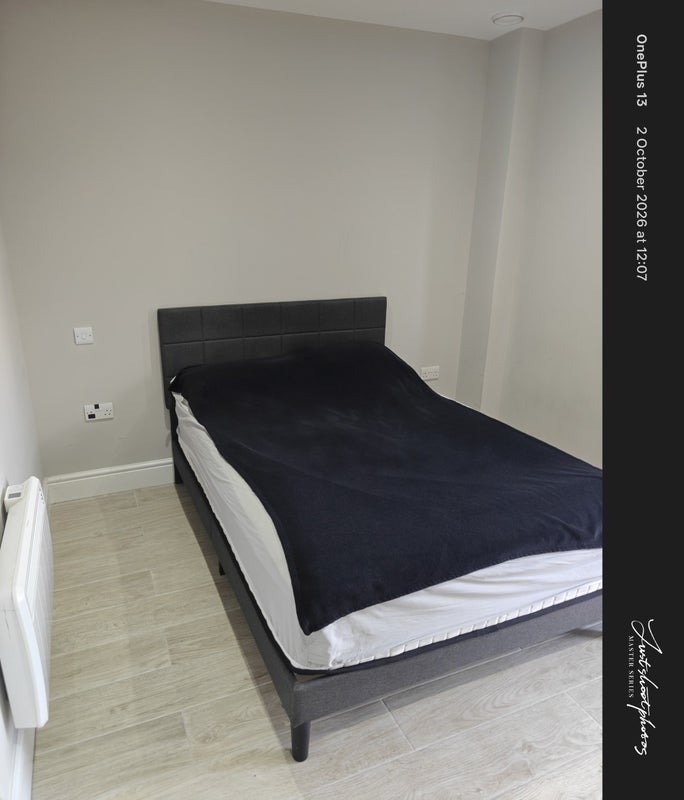 Room Mead Avenue in Slough
