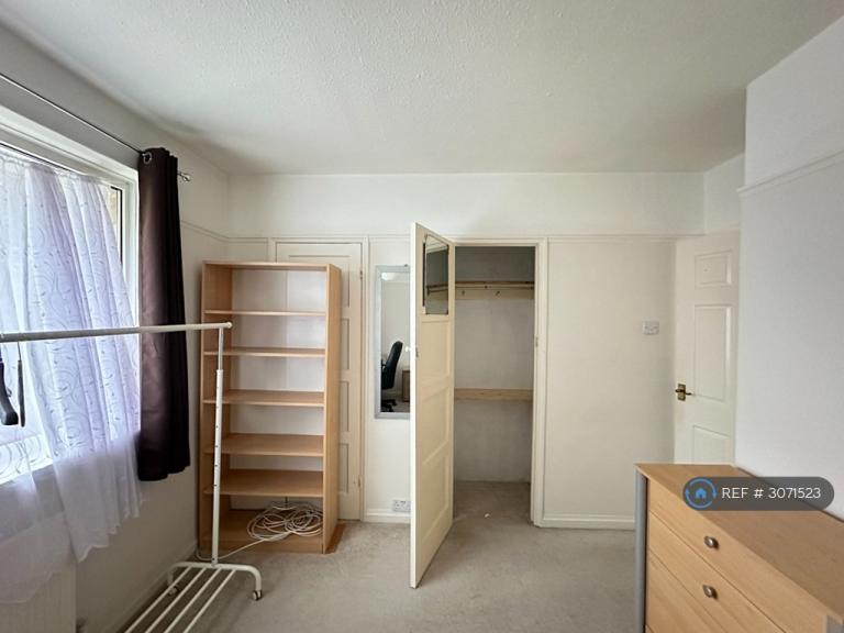 Room Montgomery Road in Durham