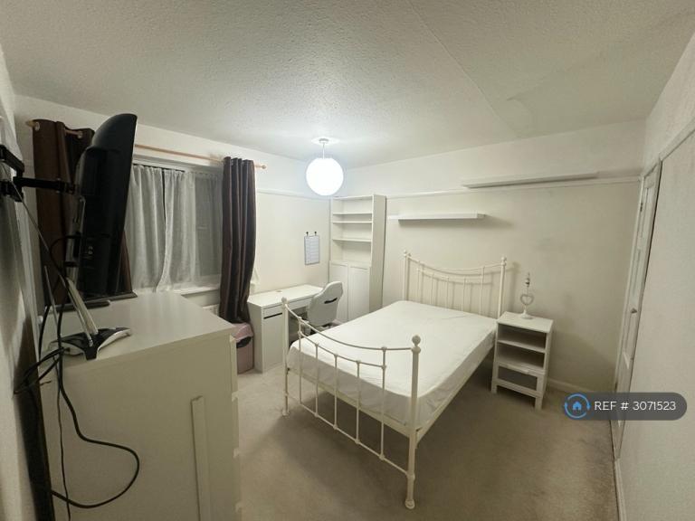 Room Montgomery Road in Durham