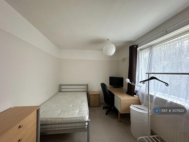 Room Montgomery Road in Durham