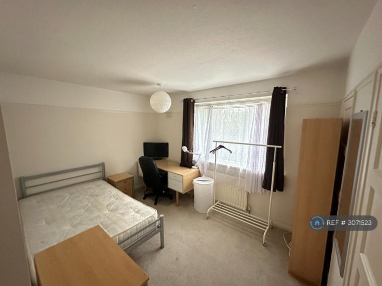Room Montgomery Road in Durham