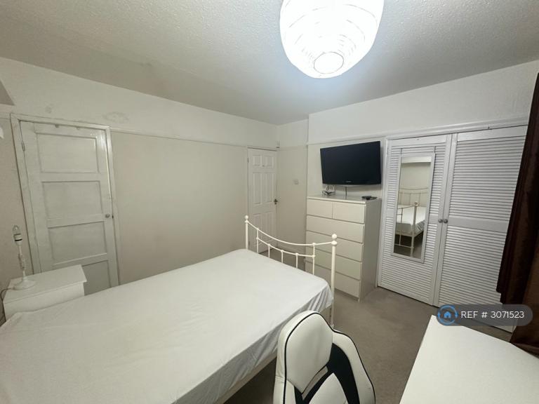 Room Montgomery Road in Durham