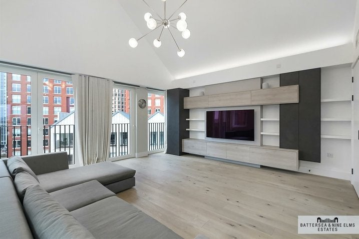 Flat Miles Street in Greater London