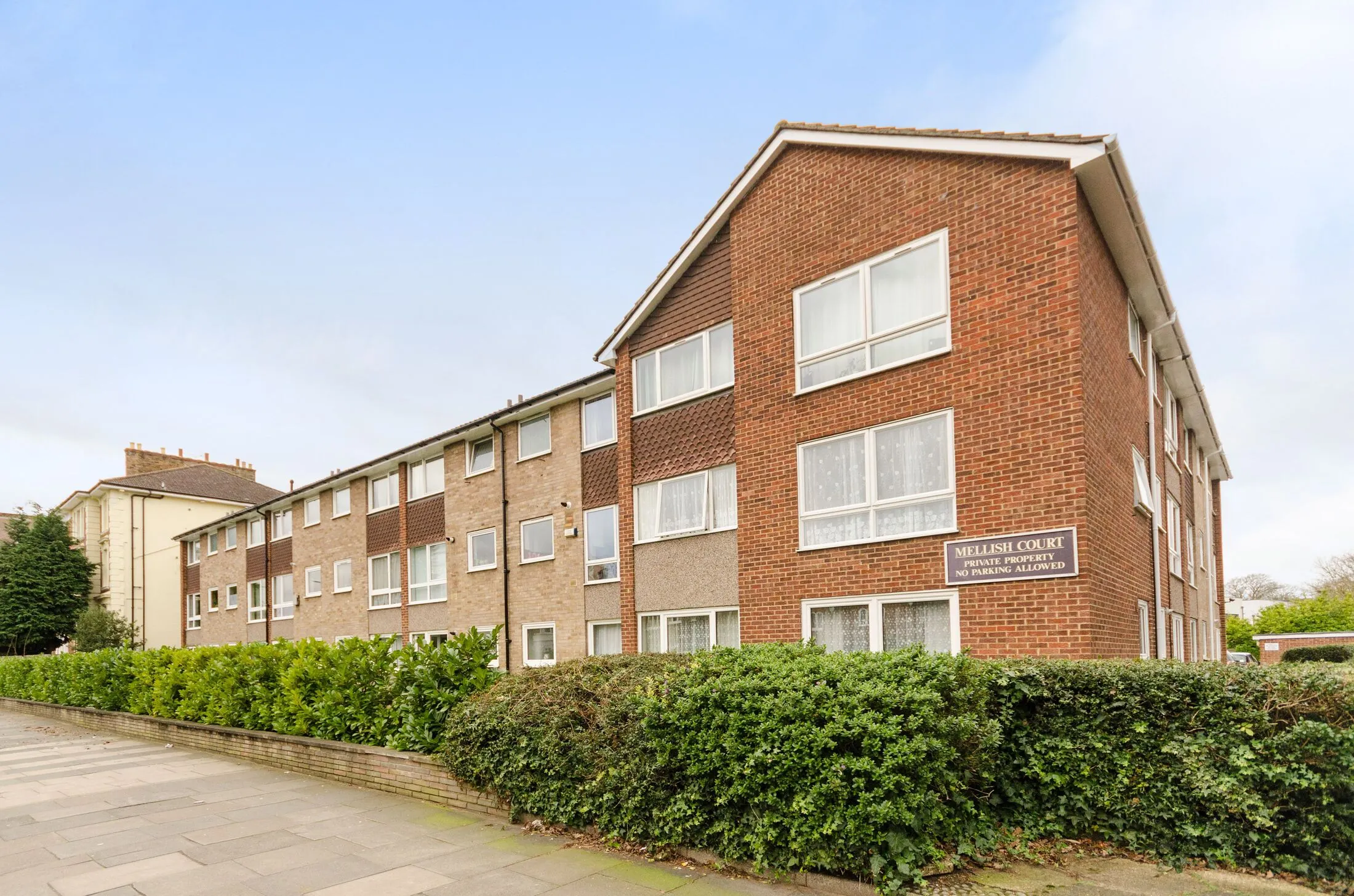 Flat Ewell Road in Greater London