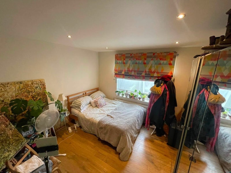 Room Wood's Road in Greater London