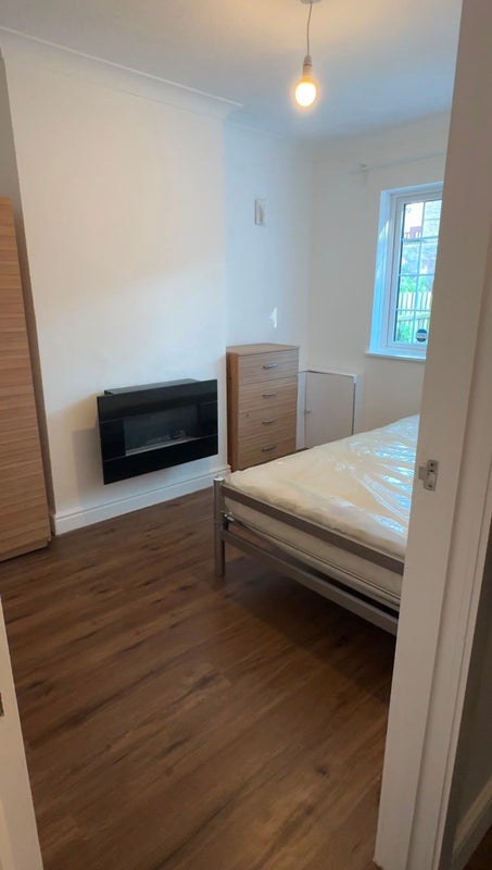 Room Station Road in Greater London