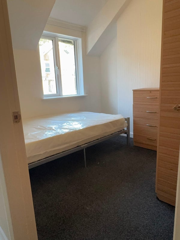 Room Station Road in Greater London