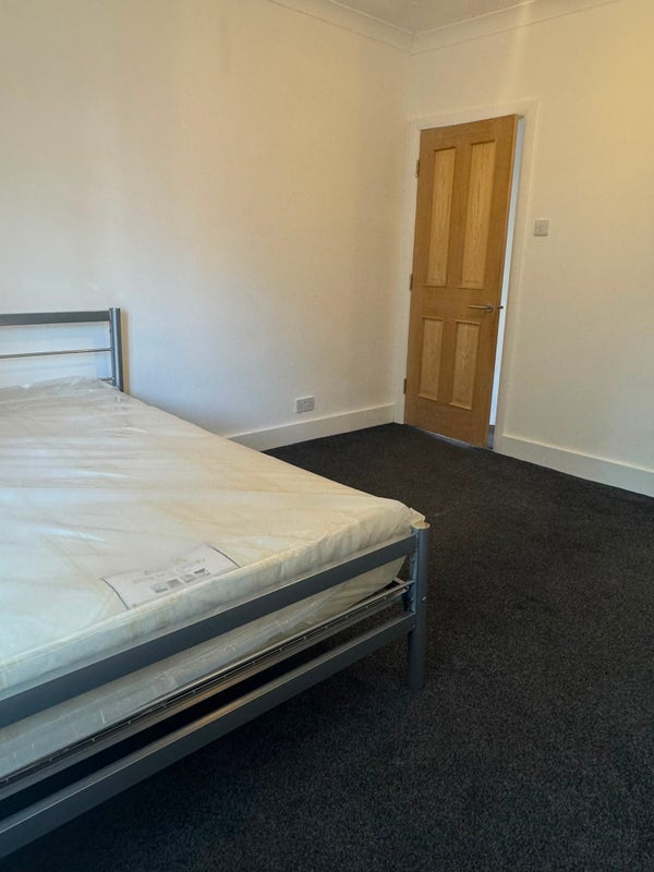 Room Station Road in Greater London