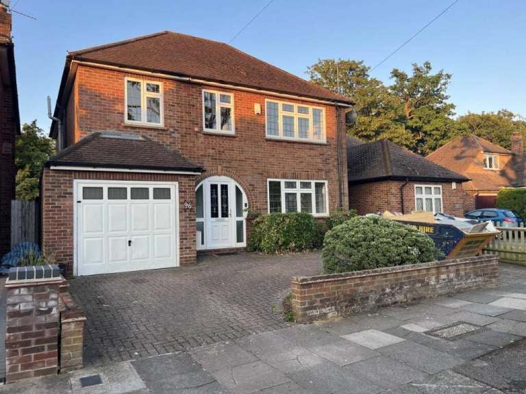 House Woodland Drive in Watford