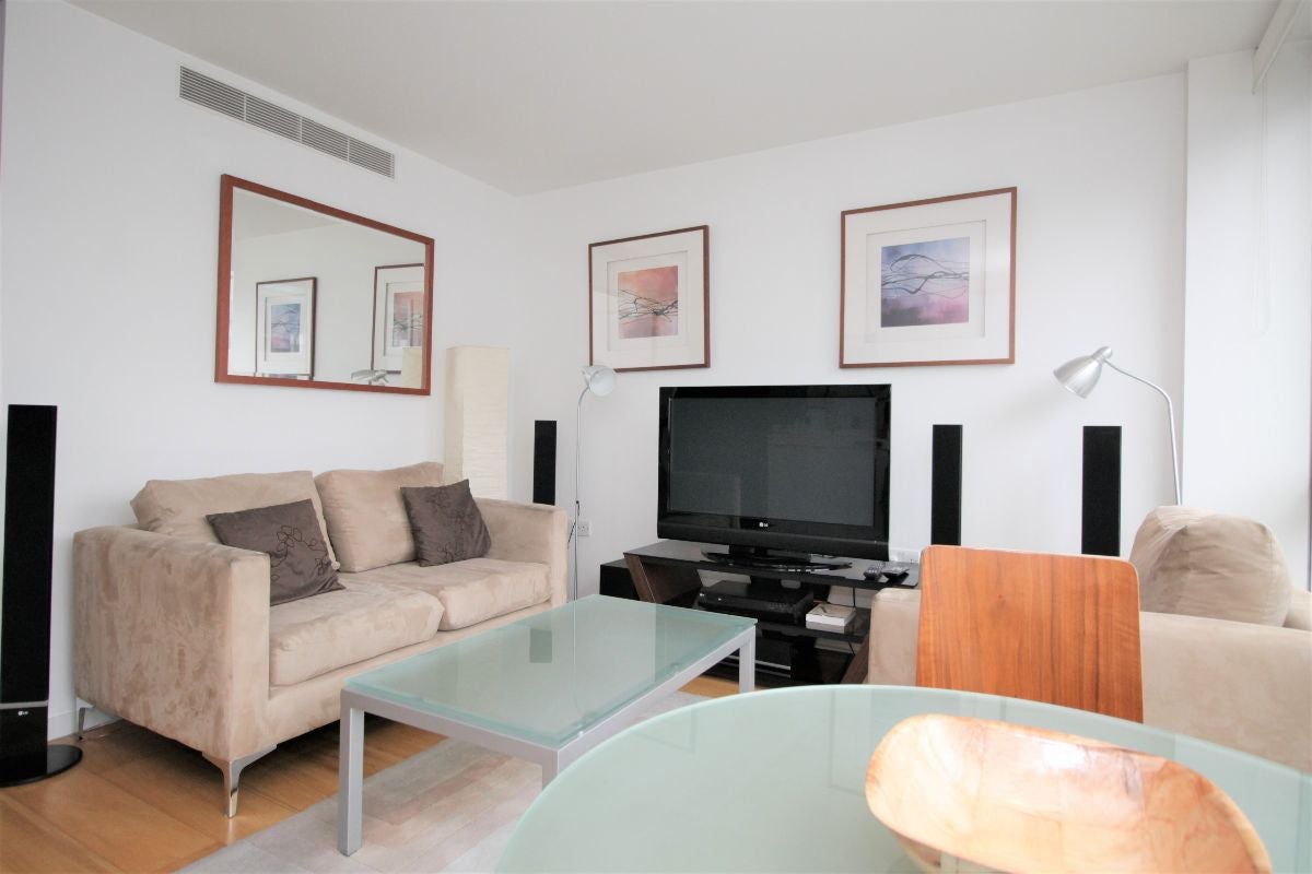 Flat Fairmont Avenue in Greater London