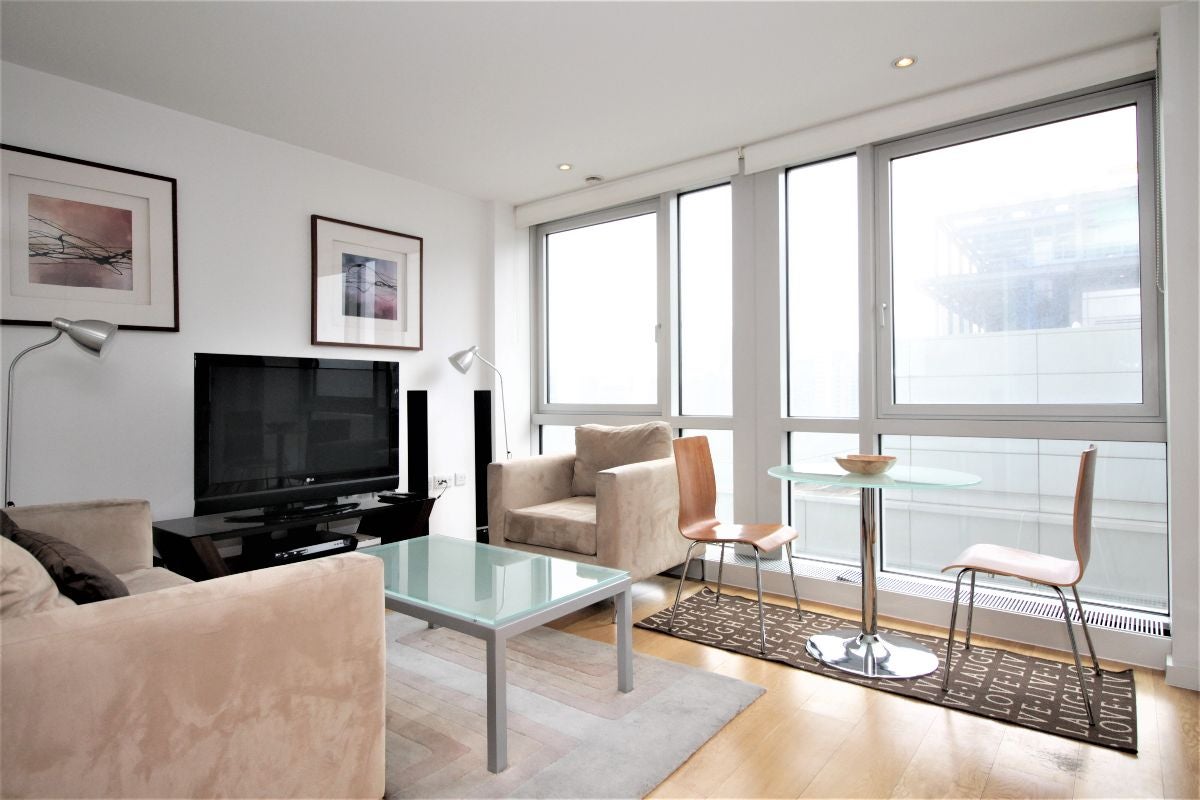 Flat Fairmont Avenue in Greater London
