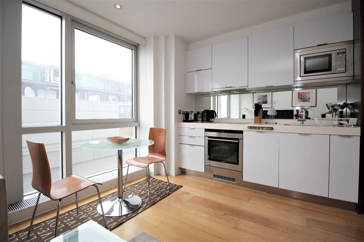 Flat Fairmont Avenue in Greater London