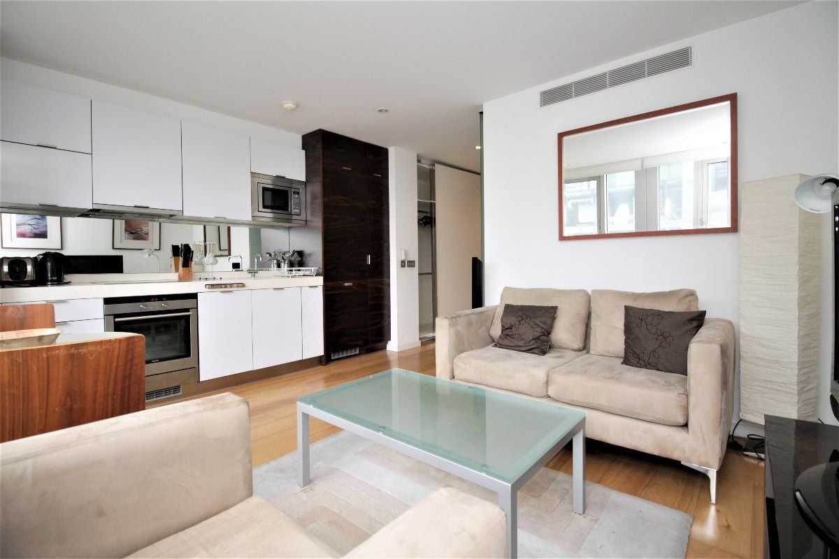 Flat Fairmont Avenue in Greater London