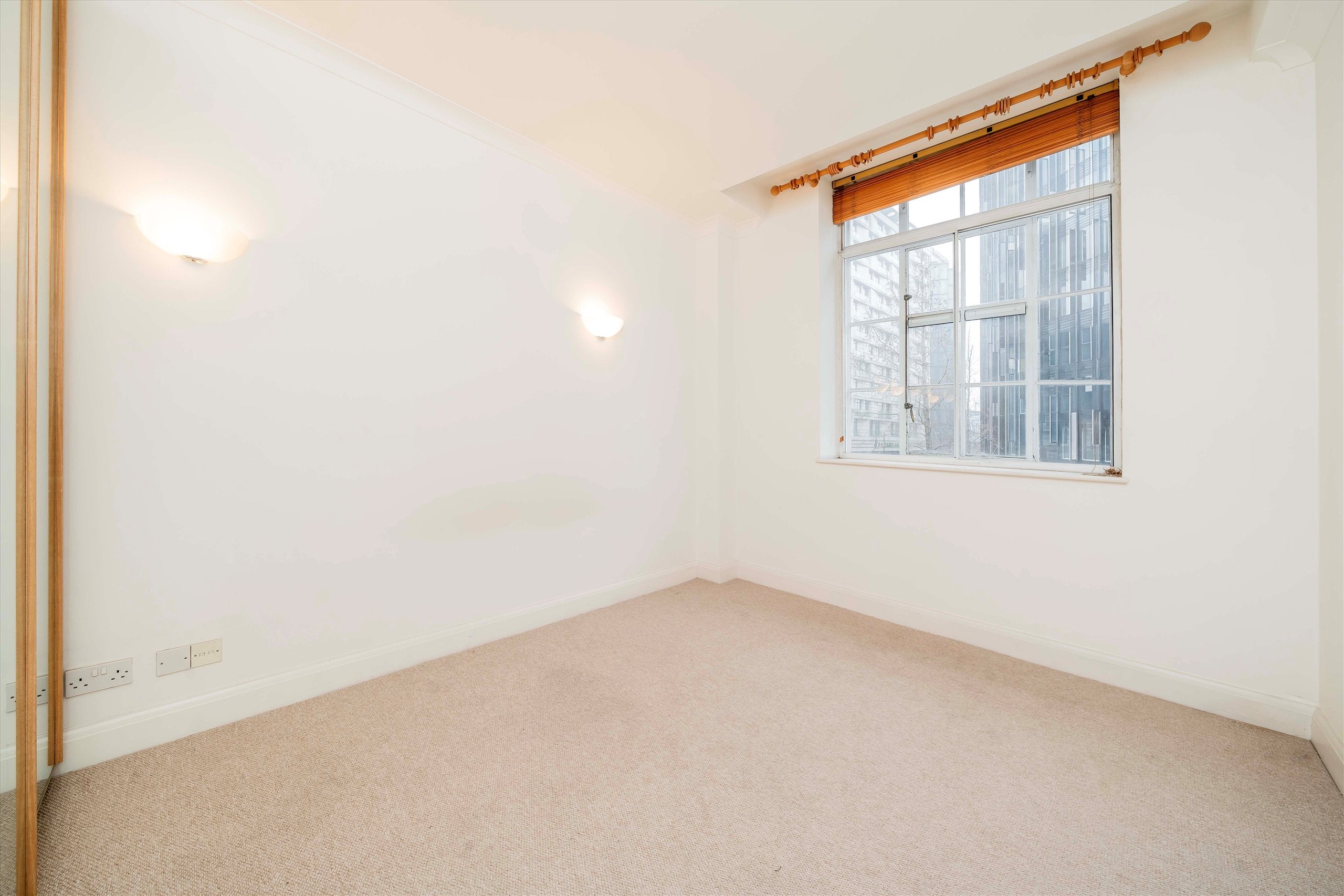 Flat Belvedere Road in Greater London