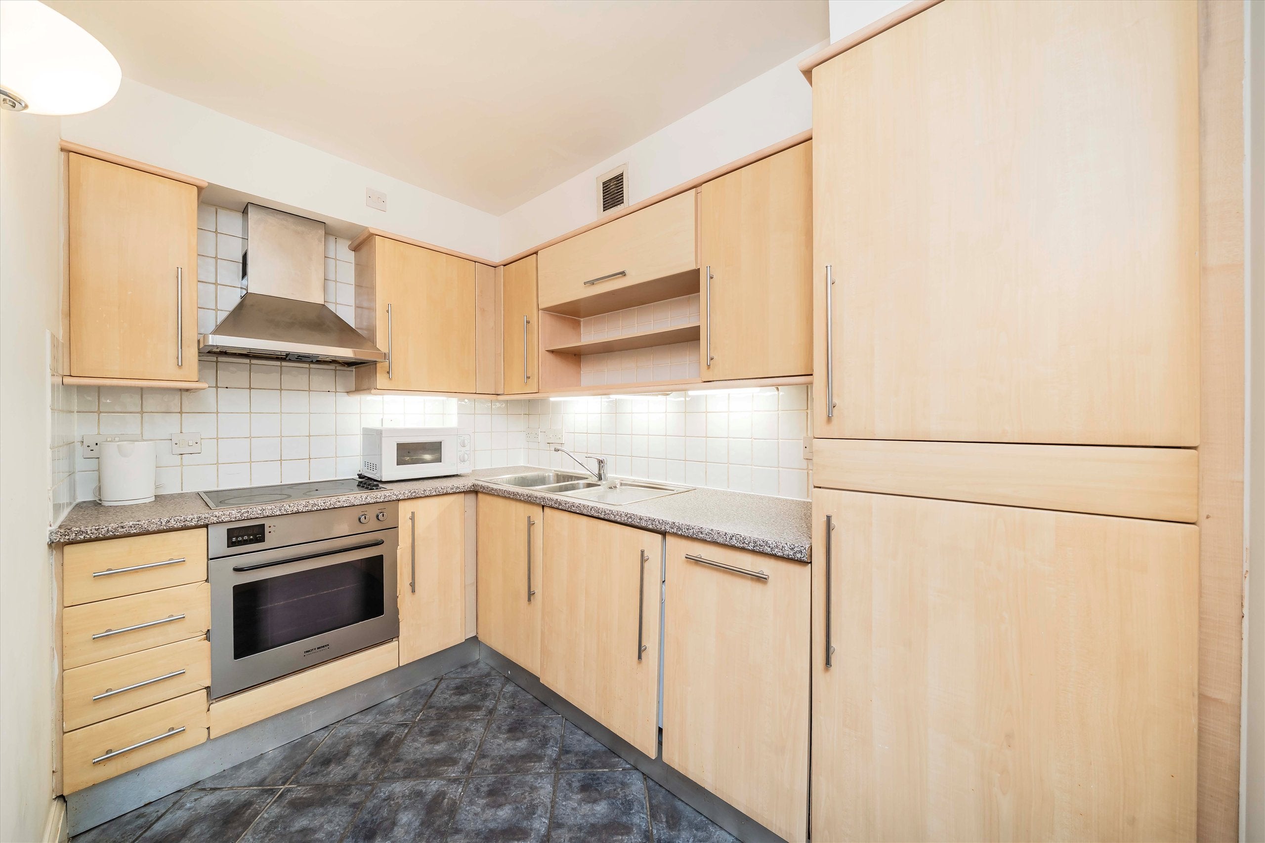 Flat Belvedere Road in Greater London