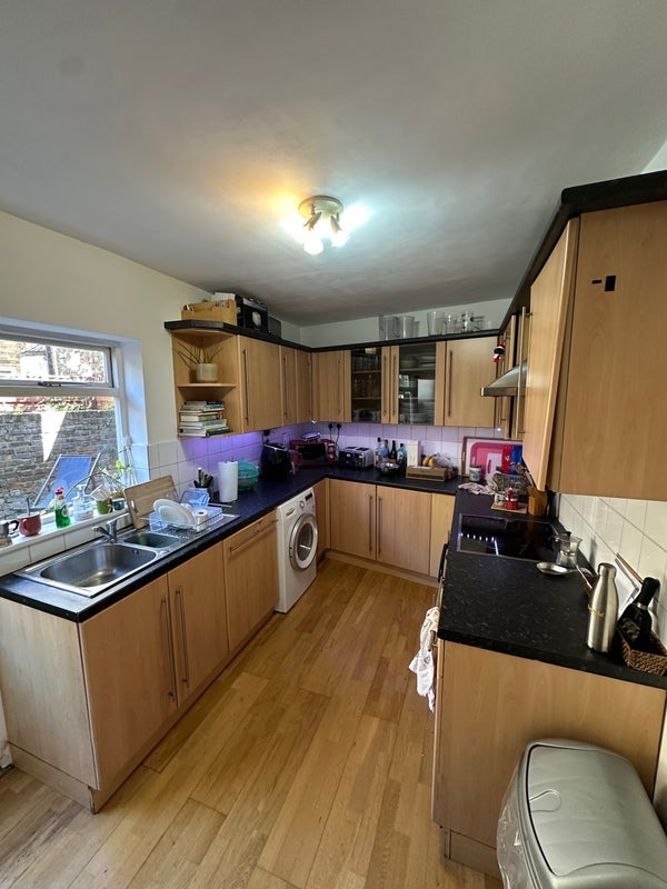 Room Crewdson Road in Greater London