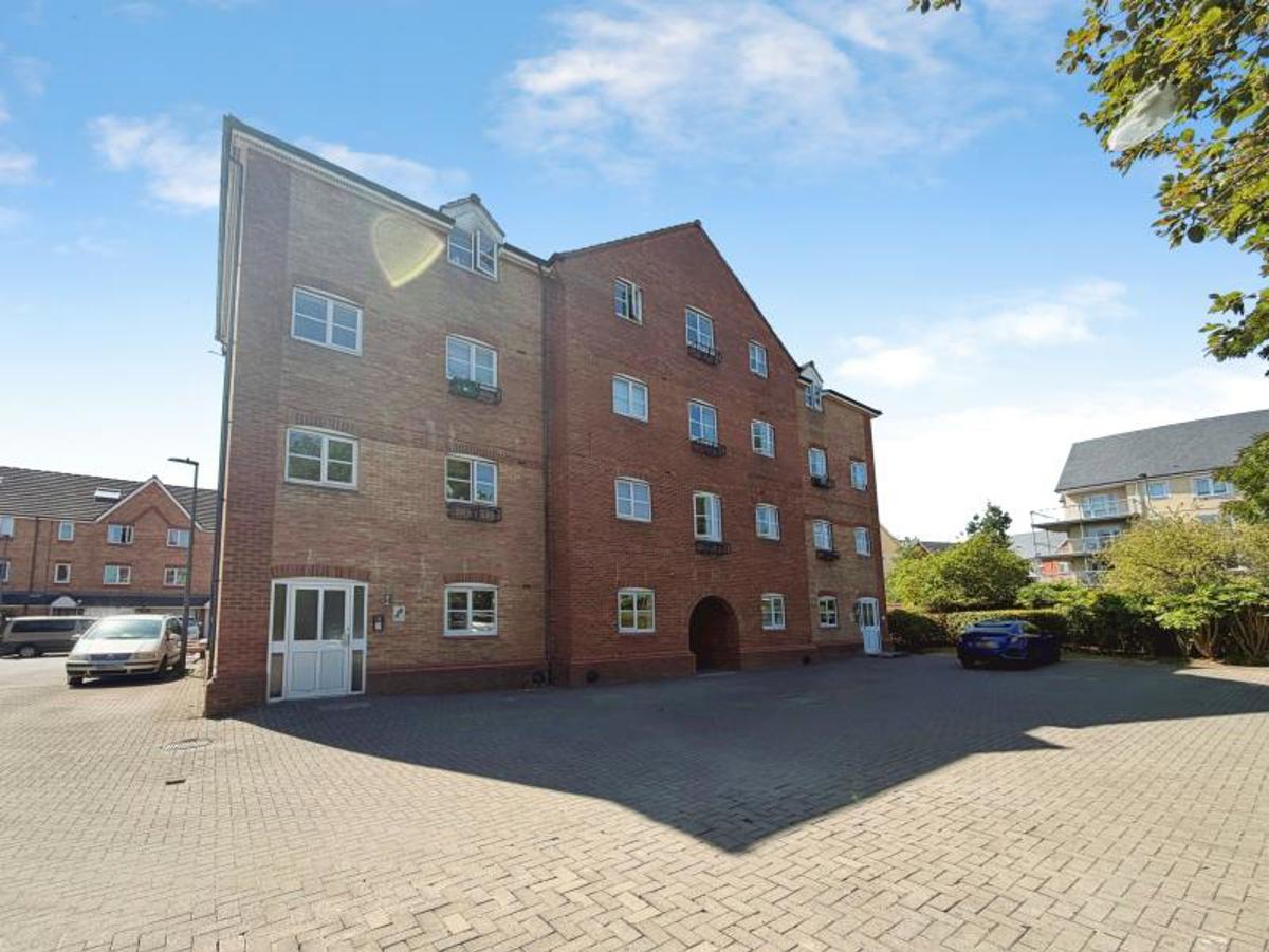 Flat Snowberry Close in Weston-Super-Mare