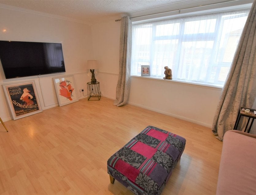 Flat Byron Way in Greater London