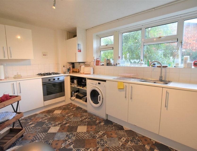 Flat Byron Way in Greater London