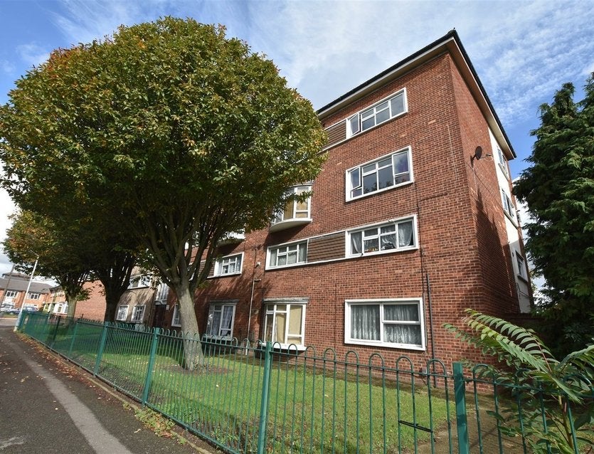 Flat Byron Way in Greater London